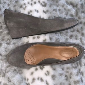 🦊 Clarks size 5.5 gray shoes wedge heel
